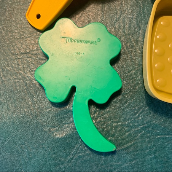 Tupperware lot small gadgets collectibles. Rare! Kitchen ware shamrock cookie - Picture 5 of 6